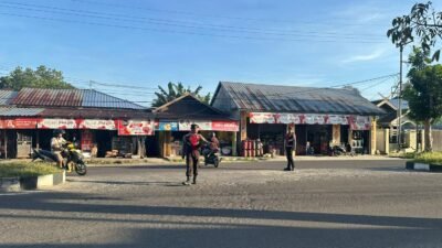 Pengaturan Pagi Humanis, Sat Samapta Polres Sukamara Hadir Jaga Kelancaran Jalan Raya Utama