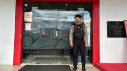 *Personel Satsamapta Polres Bartim Perketat Pengamanan Bank Kalteng, Jamin Keamanan Nasabah dan Aktivitas Perbankan*