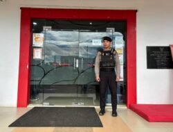 *Personel Satsamapta Polres Bartim Perketat Pengamanan Bank Kalteng, Jamin Keamanan Nasabah dan Aktivitas Perbankan*