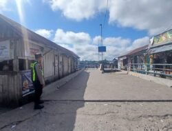 Pastikan Keselamatan Transportasi Air, Polsek Kapuas Barat Patroli di Dermaga Feri Saka Mangkahai