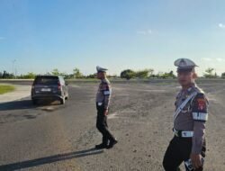 Sat Lantas Polres Sukamara Laksanakan Pengecekan Rutin Kondisi Jalan Lintas Kabupaten Sore Hari