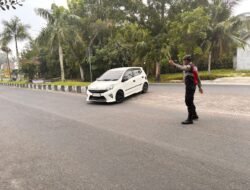 Edukasi Tertib Berkendara, Sat Samapta Polres Sukamara Kawal Lajur U-Turn Jalan Utama