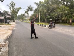 Sat Samapta Polres Sukamara Jaga Kenyamanan Aktivitas Warga di Jalur U-Turn Jalan Utama