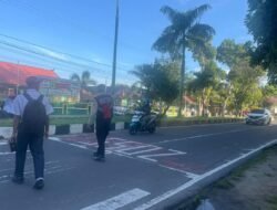 Sat Samapta Polres Sukamara Maksimalkan Kedisiplinan Lajur Sekolah Lewat Pengaturan Pagi di Depan Sekolah