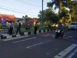 Sat Samapta Polres Sukamara Jaga Tertib Berlalu Lintas Melalui Pengaturan Pagi di Depan Sekolah