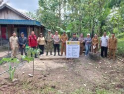 Kawal Transparansi Anggaran, Polsek Kapuas Barat Lakukan Monev ADD dan Dana Desa Tahap I di Desa Maju Bersama
