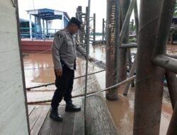 Personel Polsek Dusel Patroli Dialogis, Cek Ketinggian Air Di Pelabuhan Pasar Lama Buntok