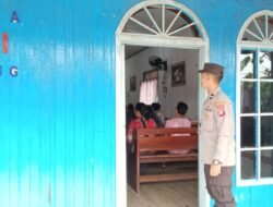 Personel Polsek Dusut Hadir Berikan Rasa Aman Pada Pelaksanaan Ibadah Minggu Umat Kristiani