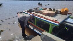 Satpolairud Polres Kapuas Cek Kelengkapan Alat Keselamatan kapal yang melintas DAS Kapuas
