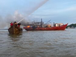 Respon Cepat Pos Binpotmar TNI AL Pemangkat Kodaeral XII Bersama Tim Gabungan Bantu Penanganan Kebakaran Kapal Nelayan di Perairan Sambas