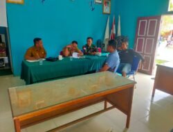 Jalin Keakraban, Babinsa Desa Segedong Laksanakan Komsos di Kantor Desa