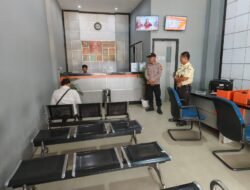 Personil Polsek kapuas tengah laksanakan Patroli Rutin ke bank BRI unit Pujon.