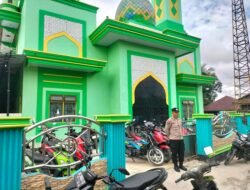 Personil Polsek Kapuas Tengah laksanakan PAM shalat Jum’at di masjid Al Furqon Pujon.