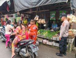 Personil polsek lakukan Patroli ke pasar harian Pujon desa Pujon.