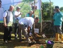 Saatnya Bekerja untuk Iklim, Dandim Tabalong Ikut Tanam Pohon dan Bersih Lingkungan