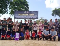 Dandim 1208/Sambas Dampingi Danrem 121/ABW Tanam Mangrove dan Lepas Tukik di Wilayah Perbatasan