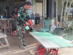 Sebelum Dipasang Personel Kodim 1009/Tla Lakukan Pengecatan Lapis Kedua Papan Kayu Ulin Jembatan Garuda