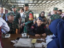 Dandim 1208/Sbs Dampingi Danrem 121/Abw Gelar Masak Besar Kuali Merah Putih Bersama Bobon Santoso Dan Satgas Pamtas RI–MLY Di PLBN Aruk