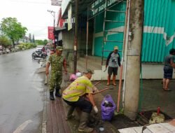 Antisipasi Banjir Musim Hujan, Babinsa Koramil 1002-06/Barabai Gotong Royong Bersama Warga Barabai Utara