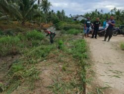 Babinsa Koramil 06/Selakau Bersama Warga Bersihkan Lingkungan, Wujud Kepedulian dan Semangat Gotong Royong