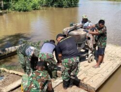 Pengecoran Selesai, Mesin Molen Cor Diseberangkan Kembali ke Tepi Jembatan Garuda Desa Handil Labuan Amas