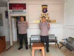 Personil Piket Jaga Polsek Kapuas Tengah melayani Warga masyarakat.