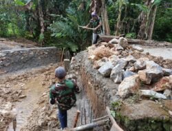 Jembatan Garuda Digenjot, TNI dan Warga Puain Kanan Bahu-Membahu Wujudkan Akses Layak untuk Masyarakat