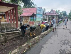 Babinsa Sertu Masruni Bersama Warga Awang Baru Laksanakan Aksi Bersih Drainase