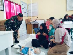 Wujudkan Balita Sehat, Babinsa Bekut Koramil 03/Tebas Dampingi Nakes Gelar Posyandu