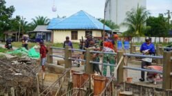 Dukung Percepatan Pembangunan Infrastruktur, Babinsa Turut Awasi Pekerjaan Jembatan Aramco di Kabupaten Sambas