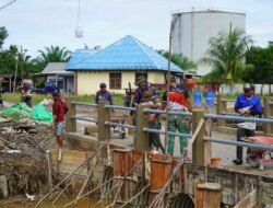 Dukung Percepatan Pembangunan Infrastruktur, Babinsa Turut Awasi Pekerjaan Jembatan Aramco di Kabupaten Sambas