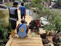Pererat Kemanunggalan TNI-Rakyat, Babinsa Kayu Rabah Bantu Perbaikan Titian