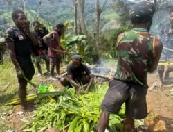 Tradisi Bakar Batu Jadi Momen Satgas Yonif 621/Manuntung Eratkan Kebersamaan dengan Warga Papua