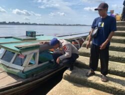 Satpolairud Polres Kapuas Cek Kelengkapan Alat Keselamatan kapal yang melintas DAS Kapuas