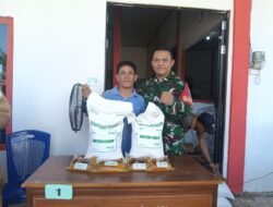 Pastikan Tepat Sasaran, Babinsa Koramil 06/Selakau Kawal Penyaluran Bantuan Beras Dari Bulog Kepada Warga