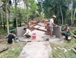 Babinsa Desa Temajuk Dampingi Pembangunan Jembatan Garuda, Progres Capai 70 Persen