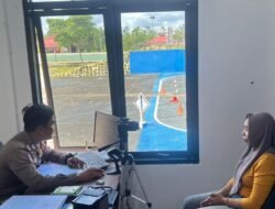 Satlantas Polres Murung Raya Edukatif Melalui “Polantas Menyapa” Berinteraksi Bersama Masyarakat Di Perekaman SIM