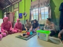 HUT Bhayangkara ke-80, Polres Barsel Salurkan Paket Bansos Untuk Masyarakat Yang Membutuhkan