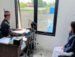 Polantas Menyapa, Petugas Satlantas Polres Murung Raya Gunakan Baju Batik Layani Masyarakat Di Loket Penerbitan SIM