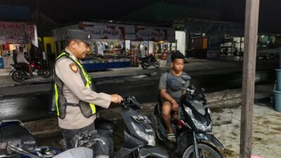 Piket Polsek kapuas tengah lakukan giat patroli roda dua malam di sekitar desa Pujon.