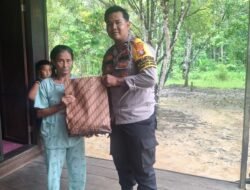 SEBAGAI BENTUK PEDULI KEPADA WARGANYA, KALI INI PERSONEL POLSUBSEKTOR PASAK TALAWANG POLSEK KAPUAS TENGAH BERIKAN BANTUAN SEMBAKO KEPADA WARGA DESA JANGKANG