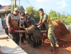 Personel Kodim 1009/Tanah Laut Gotong Royong Seberangkan Main Rope Jembatan Ratusan Kilogram Gunakan Ponton