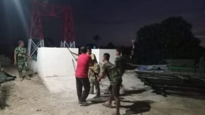 Demi Jembatan Impian Warga, Personel Kodim 1009/Tanah Laut Berjibaku Hingga Larut Malam Pasang Kabel Utama Garuda
