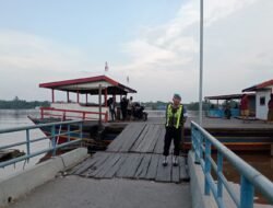 Hari Libur Nasional, Polsek Kapuas Barat Amankan Dermaga Feri Penyeberangan Saka Mangkahai