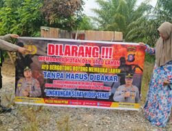DALAM UPAYA PENCEGAHAN KEBARAN HUTAN DAN LAHAN, PERSONEL POLSEK PULAU PETAK SOSIALISASIKAN SANKSI PIDANA PELAKU KARHUTLA KE MASYARAKAT KECAMATAN PULAU PETAK