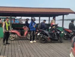 Pastikan Keselamatan dan Kelancaran Transportasi Air, Polsek Kapuas Barat Patroli di Dermaga Feri Saka Mangkahai
