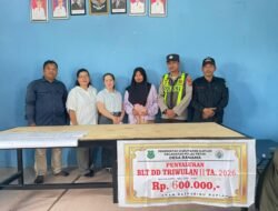 POLSEK PULAU PETAK MELAKSANAKAN PENGAMANAN KEGIATAN PEMBAGIAN BANSOS SEMBAKO DAN PKH MELALUI BLT (BANTUAN LANGSUNG TUNAI) DI KANTOR DESA BANAMA KEC. PULAU PETAK KAB. KAPUAS