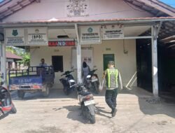 Jaga Kamtibmas, Personel Polsek Kapuas Barat Gelar Patroli Objek Vital di Kantor Desa Saka Mangkahai