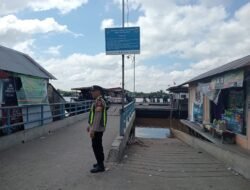 Pastikan Keselamatan Penumpang, Polsek Kapuas Barat Patroli Objek Transportasi Air di Dermaga Feri Desa Sei Pitung