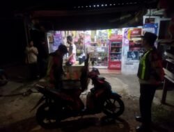 Antisipasi Kriminalitas Malam Hari, Polsek Kapuas Barat Gencarkan Patroli Harkamtibmas di Kelurahan Mandomai